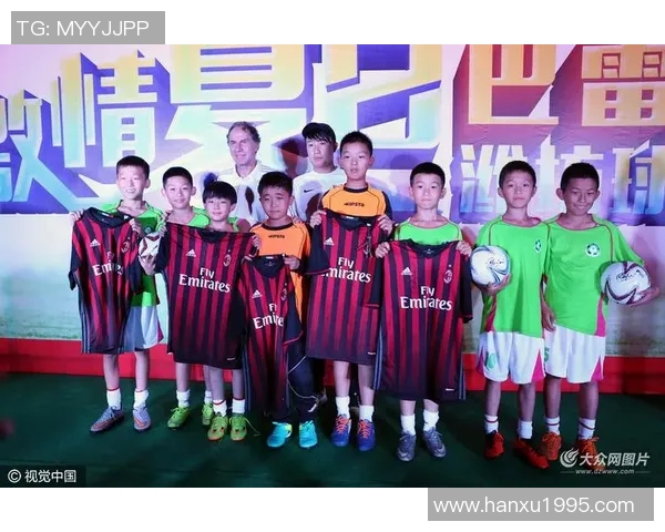 足球明星与粉丝亲密合照展现温暖瞬间共同分享足球的热情与梦想